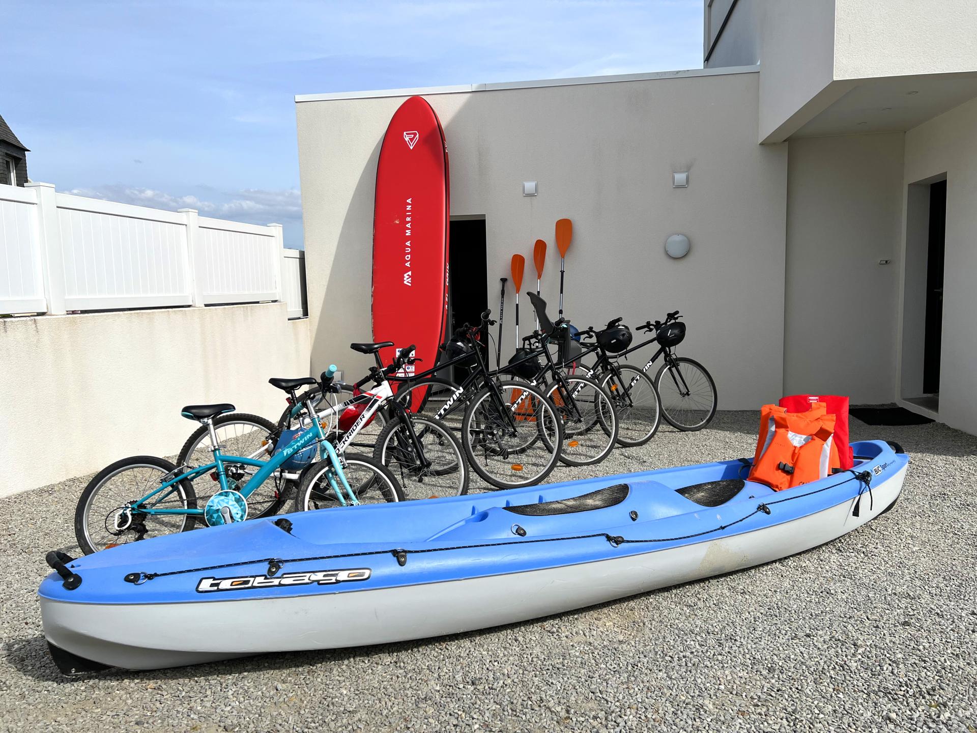 6 vélos 1 kayak, 1 stand-up-paddle